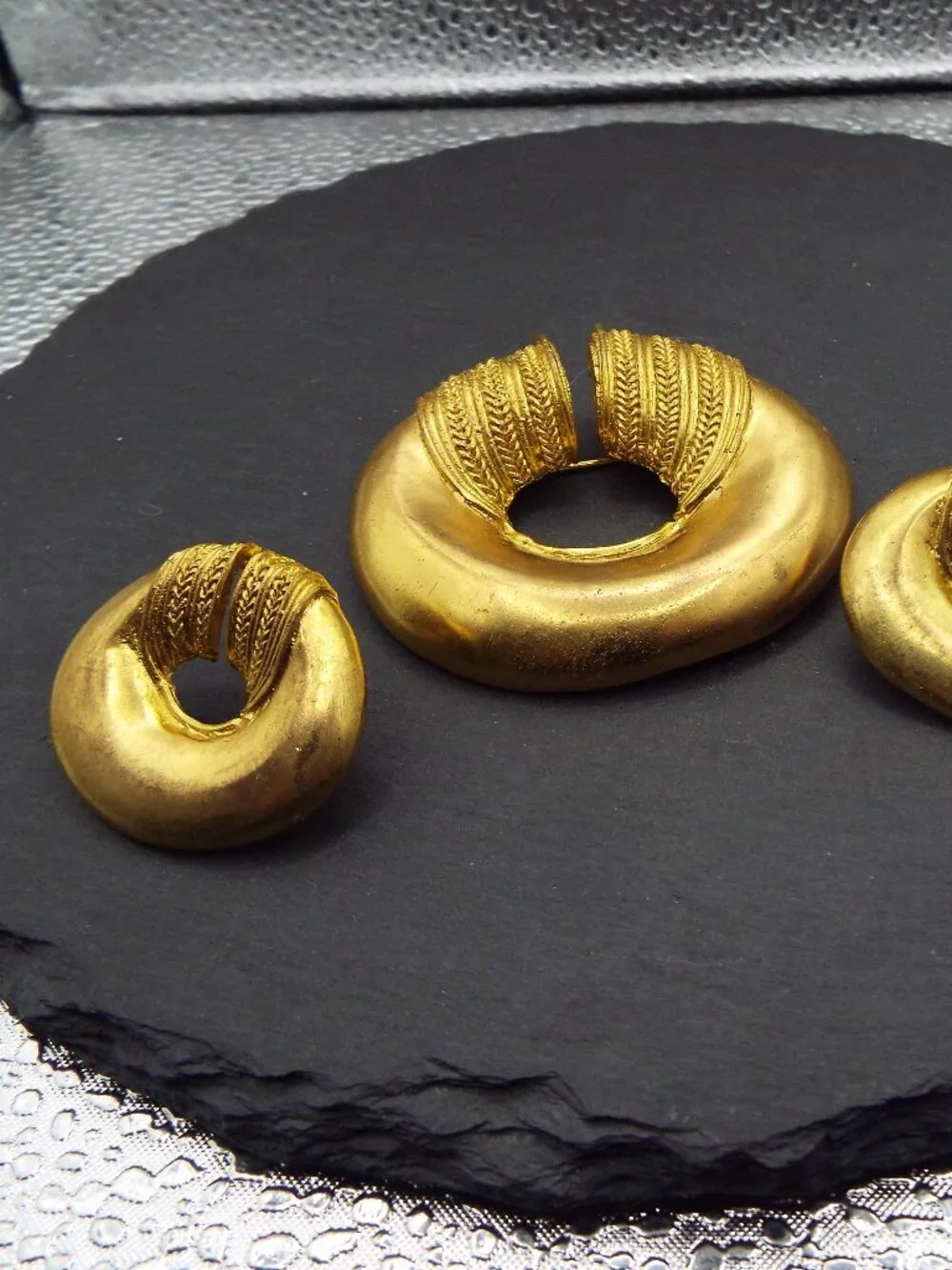 MARKED AEC A PARISIAN JEWELRY MAKER GOLDEN OVOID PIN/PENDANT & EARRING SET 69